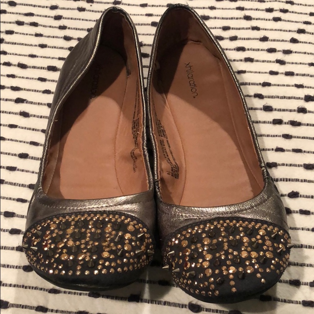 Xhiliration 9.5 silver and rose gold flats